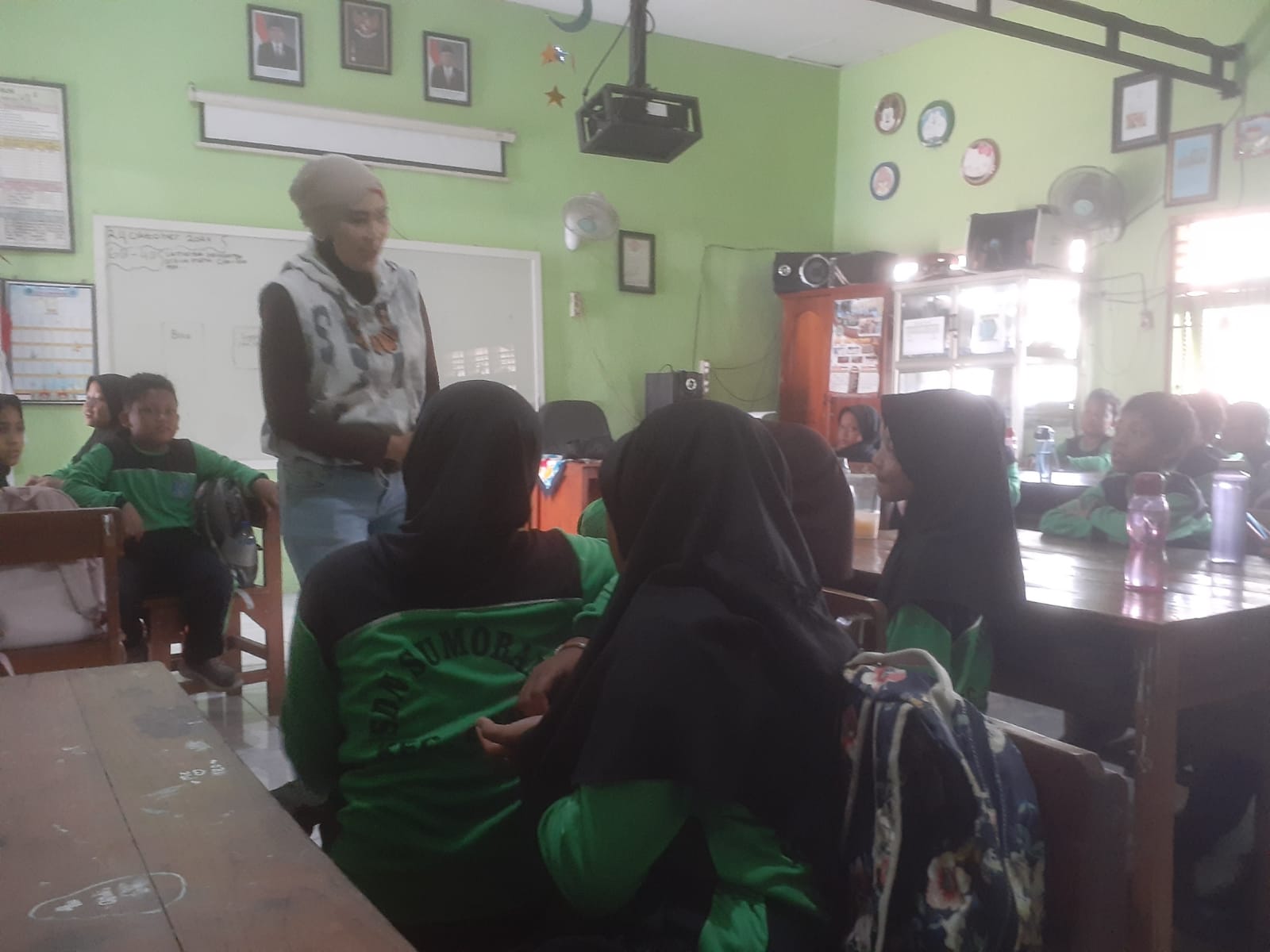 Kak TIaa Sang Content Creator berbagi dengan murid kelas 4B