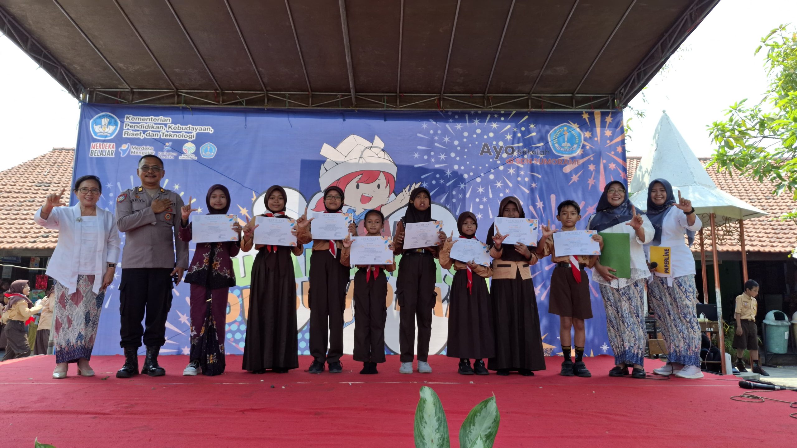 Kepala Sekolah dan Iptu Eko Yulianto Memberikan Sertifikat pada Murid Peraih Karya Literasi Terbaik