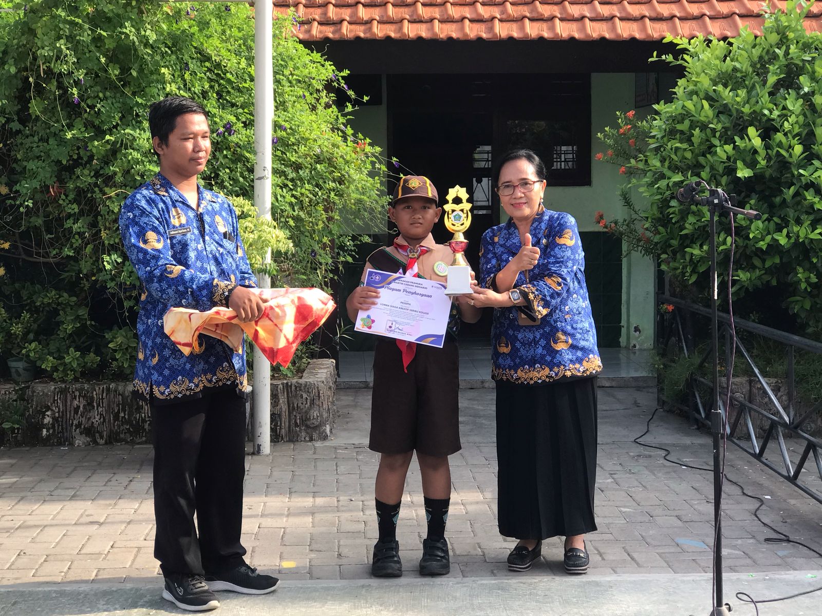 Penyerahan piala oleh kepala SDN Sumorame