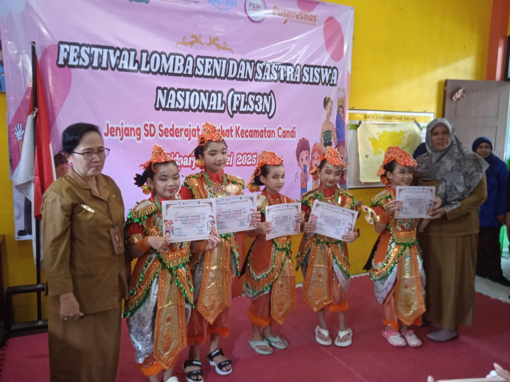 Ibu Kepala Sekolah SDN Sumorame (paling kiri) beserta Tim Tari dan Juri